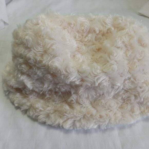 Beautiful hat in faux fur with rosettes - Picture 5 of 6